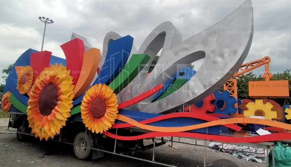Các xe diễu hành cho sự kiện đã được trang trí sắp sửa hoàn thiện